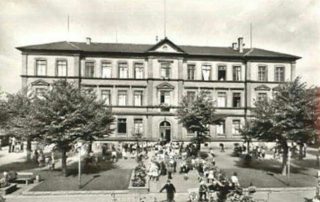 Schillerplatz mit Schillerschule